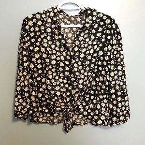 Women’s tie front blouse. Size XS. Daisy print.